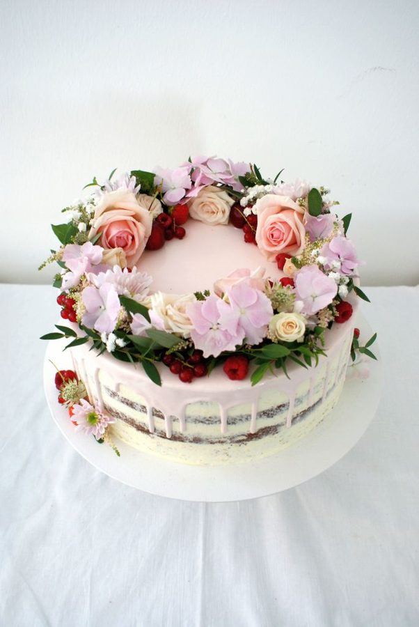 Hochzeitstorte mit Blütenkranz