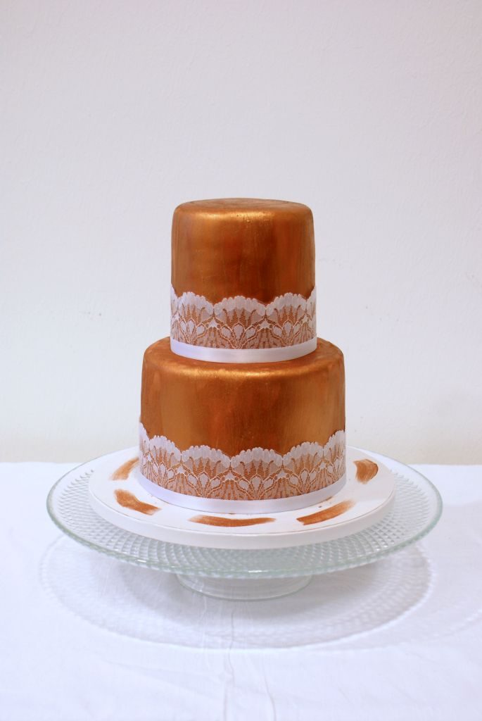 Torte in Roségold und Spitze