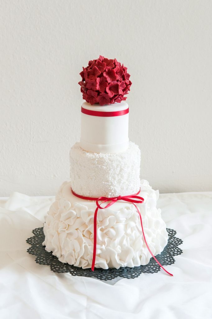 Weiße Torte mit Rosenkrone