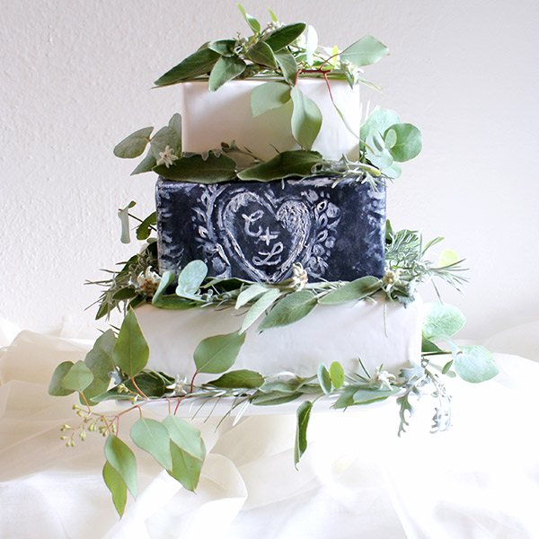 Florale Hochzeitstorte mit Eukalyptus